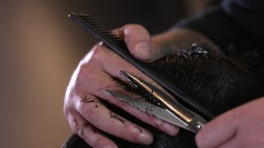 Bir adamın saçını kesen berberin yavaş çekim görüntüsü..  