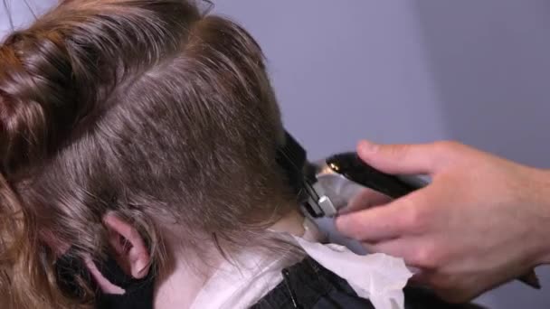 女性の髪をトリミングヘアスタイリストのクローズアップビュー — ストック動画