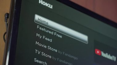 Mayıs 2021 - Duvara monte edilmiş bir Roku televizyonunda YouTube TV uygulamasının yakın çekim görüntüsü. Mayıs 2021 'de, Roku ve YouTube TV bir sözleşme anlaşmazlığı yaşadı ve uygulama yayın cihazından çıkarıldı.  