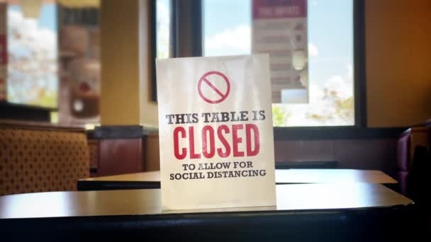 労働者はファーストフードレストランで テーブルクローズ 記号を配置して削除します 閉会表は 2020と2021の間にCovid 19の普及を止めるための一般的な慣行でした — ストック動画