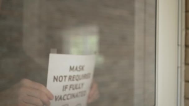 Pequeno Empresário Coloca Sinal Máscaras Não Necessárias Totalmente Vacinadas Sua — Vídeo de Stock