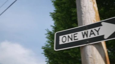 Telefon direğindeki tek yön tabelasına bir flaşlı tava.  