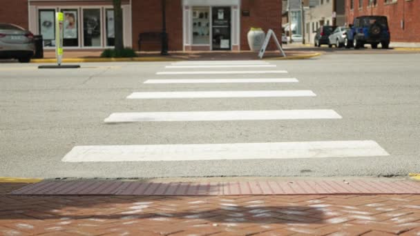 Низкоугольный Замедленный Вид Пешеходный Переход Вдоль Главной Улицы Маленького Городка — стоковое видео