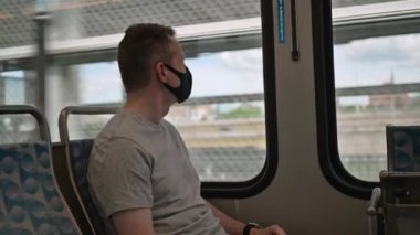 Yüz maskeli bir adam metroya biner..  