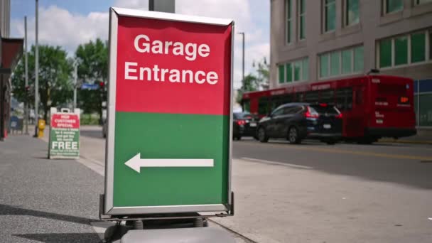 Stillastående Utsikt Över Parkering Garage Entré Skylt Stad Trottoar Solig — Stockvideo