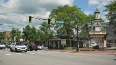 BeAVER, PA - Haziran 2021 - Beaver, Pennsylvania 'nın ana caddesinde bir kavşağın gündüz çekim alanı. Saat kulesi ön planda. Pittsburgh banliyöleri.  