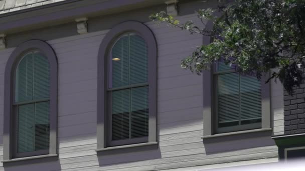 Etablering Skott Lägenhetsfönster Ovanför Ett Litet Företag Huvudgatan Liten Stad — Stockvideo