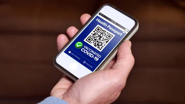 Sanal COVID 19 dijital aşı kartını gösteren bir akıllı telefon. Hayali telefon ve arayüz.