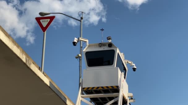 Uma Visão Baixo Ângulo Policial Olho Céu Estação Patrulha Segurança — Vídeo de Stock