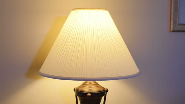 La lampe s'éteint et s'allume — Video