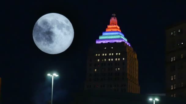 Pittsburgh natt Skyline med månen — Stockvideo