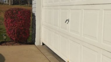Garaj kapı açılıyor
