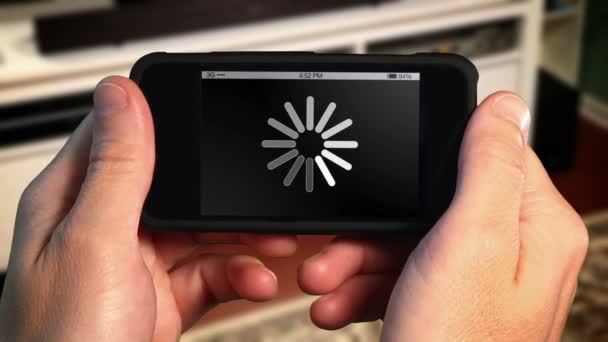 Wachten voor Download op Smartphone — Stockvideo