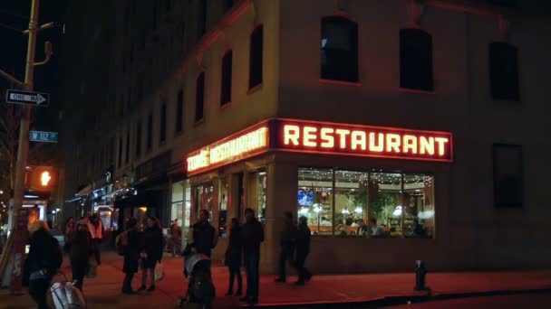 トムのレストラン夜エスタブリッシング ・ ショット — ストック動画