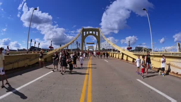 Menschen gehen über Brücke — Stockvideo