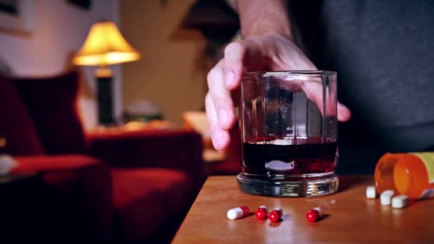 Чоловік бореться з алкоголем і наркоманією . — стокове відео