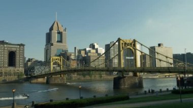 Pittsburgh, Pa - Mayıs, 2014 - atış binaların şehir merkezinde Pittsburgh, Pennsylvania kurulması bir akşam yaklaşık.
