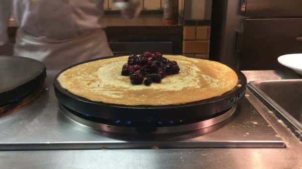 Ein Koch macht einen Crêpe. — Stockvideo