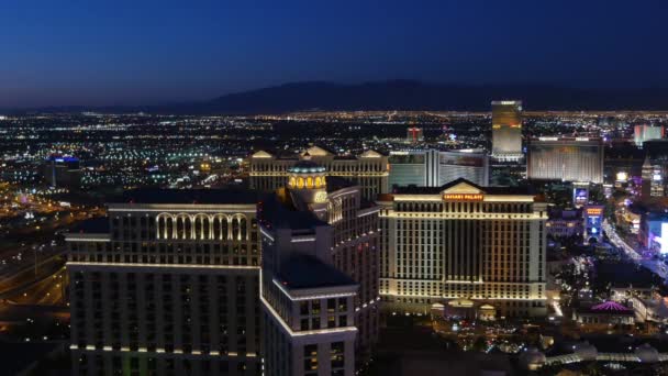 Las Vegas Strip bir hava akşam görünümünü. — Stok video