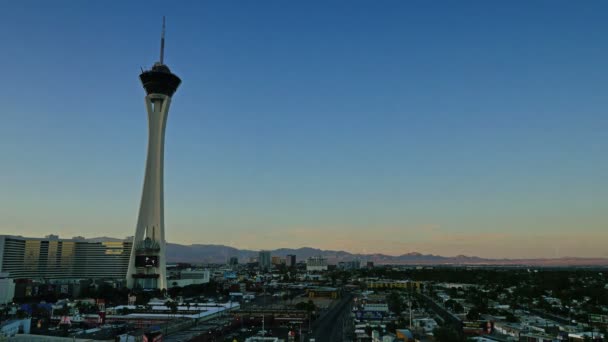 Un lapso del día a la noche de la puesta de sol sobre el desierto de Las Vegas . — Vídeo de stock