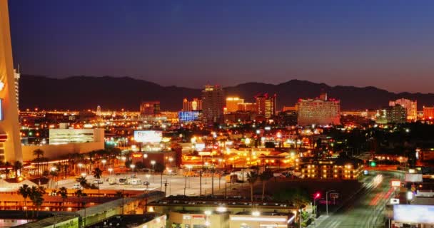 Een nacht-tot-dag time-lapse van de zonsopgang boven de Las Vegas desert. — Stockvideo