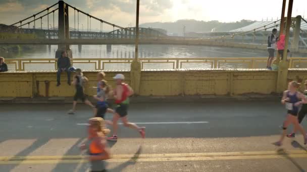 Teilnehmer rasen beim dick 's sports goods Pittsburgh Marathon über die andy warhol bridge. — Stockvideo