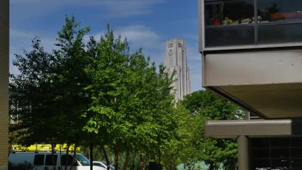 PITTSBURGH, PA - Circa May, 2015 - An establishing shot of the Cathedral of Learning as seen from the Carnegie Mellon University campus. — Stock Video