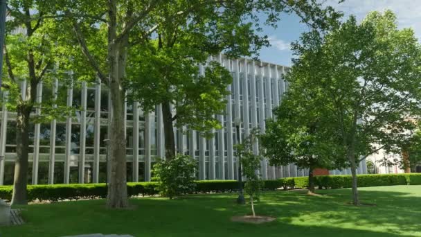 PITTSBURGH, PA - Circa May, 2015 - An establishing shot of the Hunt Library on the campus of Carnegie Mellon University. — Stock Video