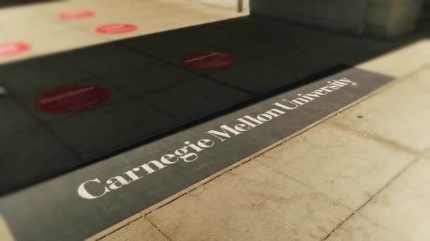 Pittsburgh, Pa - ca maj, 2015 - studenter gå över trottoarerna på Carnegie Mellon University campus. — Stockvideo