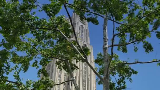 Pittsburgh, Pa - γύρω στο Μάιο, 2015 - ο καθεδρικός ναός της μάθησης όπως φαίνεται μέσα από τα δέντρα στους δρόμους του Oakland. — Αρχείο Βίντεο