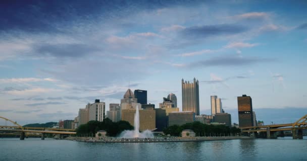 都心のピッツバーグ、ペンシルバニアの点で象徴的な噴水 — ストック動画