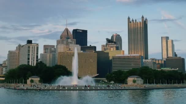 Iconische fontein op het punt in het centrum van Pittsburgh, Pa — Stockvideo