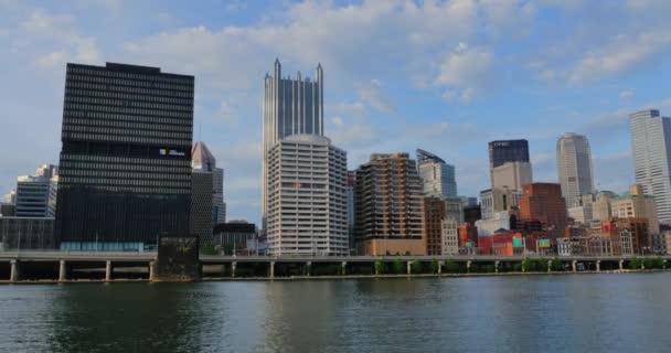 En tidig kväll skyline i Pittsburgh, Pennsylvania — Stockvideo
