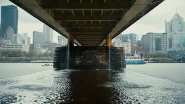 Barco fluvial viaja sob a Ponte Andy Warhol — Vídeo de Stock