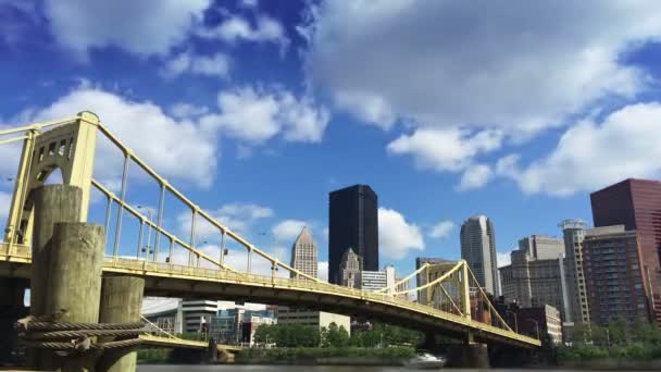 En sommar tid förflutit sköt över Pittsburgh skyline. — Stockvideo