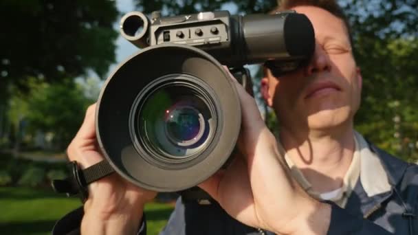 Nahaufnahme eines Kameramanns, der eine Schulterkamera fokussiert. — Stockvideo