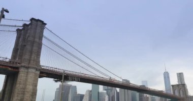 Brooklyn görülen bulutlu bir günde New York şehir manzarası.