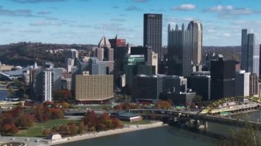 Pittsburgh, Pennsylvania görünümünü yavaş uzaklaştırmak. İçerik ya da belgesel kullanım için uygun olabilir. 4 k Ultrahd.