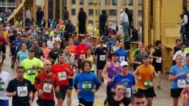 4 k Pittsburgh maraton koşucular 4275