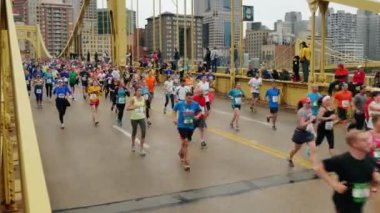 4 k Pittsburgh maraton koşucular 4270