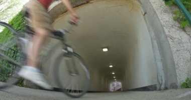 4 k adam Rides Bisiklet tünel içinde