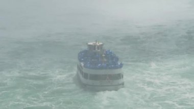 4k hizmetçi sis turist teknenin Niagara Falls