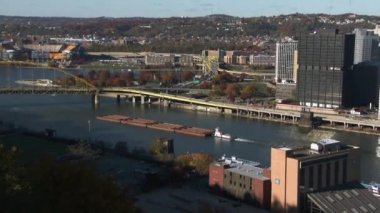 Monongahela nehir kenarında Pittsburgh, Pennsylvania bir mavna uyarı. İçerik ya da belgesel kullanım için uygun olabilir. 4 k Ultrahd.