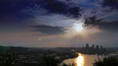 Pittsburgh, Pensilvanya üzerinde dramatik bir geniş çekim zaman atlamalı gündoğumu.