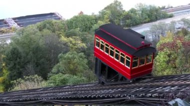 Duquesne eğim aşağı Mount Washington yolculara Pittsburgh'ın Güney tarafında taşır. 4 k Ultrahd.