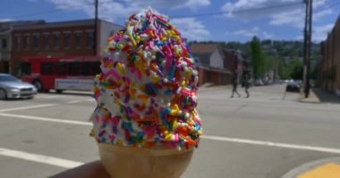 4 k dondurma koni Sprinkles ile