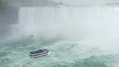4k hizmetçi sis turist teknenin Niagara Falls