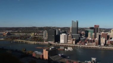 Pittsburgh silüetinin yavaş bir tavası. Sadece editoryal veya belgesel kullanımı için uygun olabilir. 4k Ultrahd içinde.