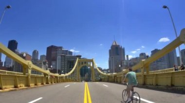 Bisikletçi Rides üzerinde Roberto Clemente Köprüsü