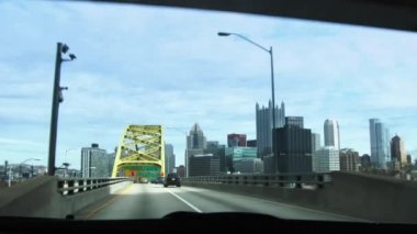 Fort Pitt Tüneli'nden Pittsburgh şehir merkezine doğru çıkan.